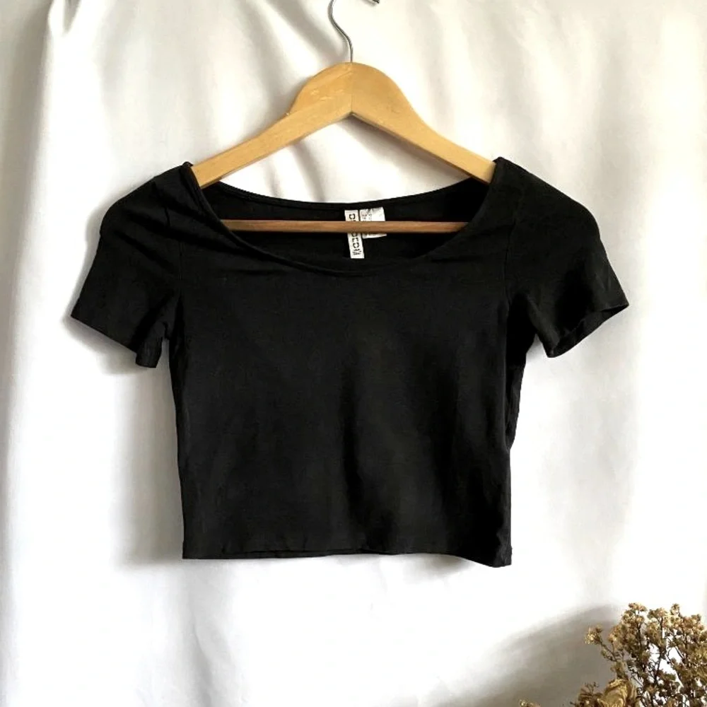 H&M Basic Divided Black Crop Top - Picture 1 of 3